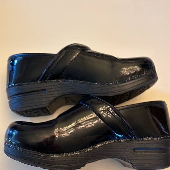 Dansko black patent leather clogs- in good condition size 37 - Picture 6 of 8